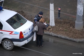 Doamna semnează fericită