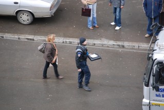 Cu poliţistul spre maşină