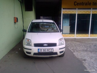 Am mașină mică, o las pe unde’ncape. (gang pietonal șos. Colentina 1-3)