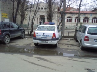 Comunitarii ocupă două locuri într-o parcare rezidențială