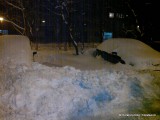 locul meu de parcare în care vecinii care și-au deszăpezit mașinile au depozitat zăpada